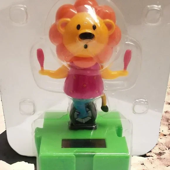 Hula Dancing Girl & Circus Lion Solar Powered Bobble Head Dashboard Decorations - Picture 13 of 14